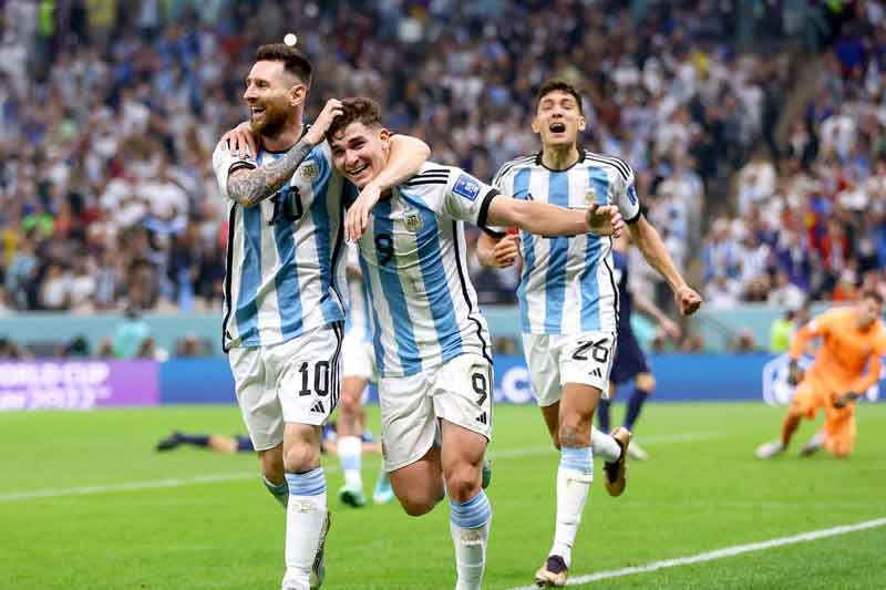 Com-brilho-de-Messi-e-Álvarez-Argentina-chega-à-final-da-Copa