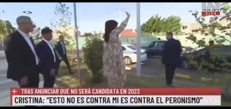 Cristina-Kirchner-imita-Doria-e-acena-para-ninguém