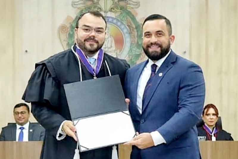 George-Lins-recebe-diploma-prometendo-lutar-pela-saúde-e-por-emprego-e-renda