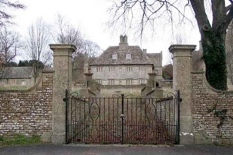 Informante-militar-diz-que-Roswell-da-Grã-Bretanha-está-escondido-na-mansão-Rudloe-Voz-Sideral