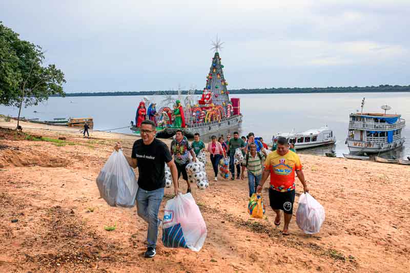 Presépio-Flutuante-realiza-a-primeira-entrega-de-presentes-na-comunidade-Terra-Preta2