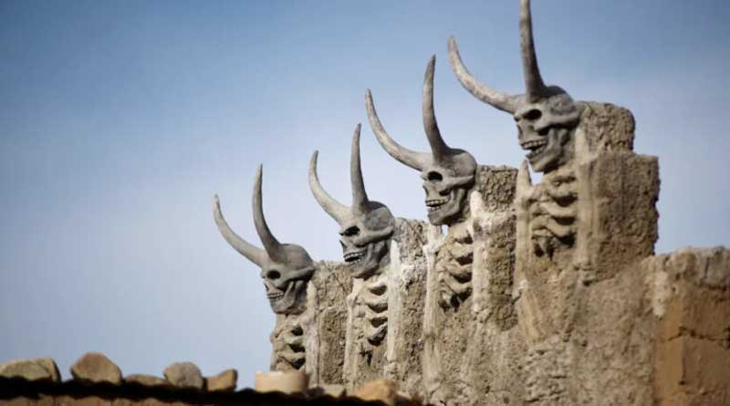 Casa-com-esculturas-de-demônios