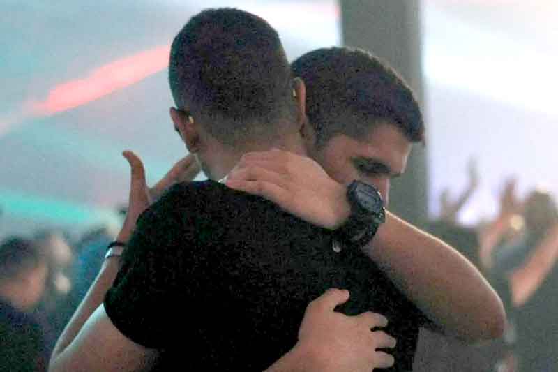 Cristãos-se-abraçando