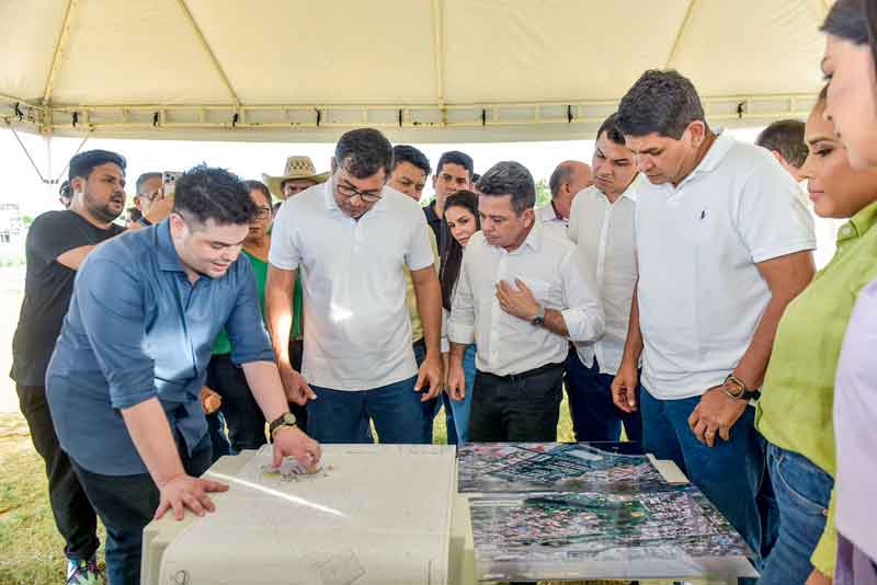 Governador-assegura-moradia-para-quatro-mil-famílias-do-bairro-Paschoal-Allágio-em-Parintins
