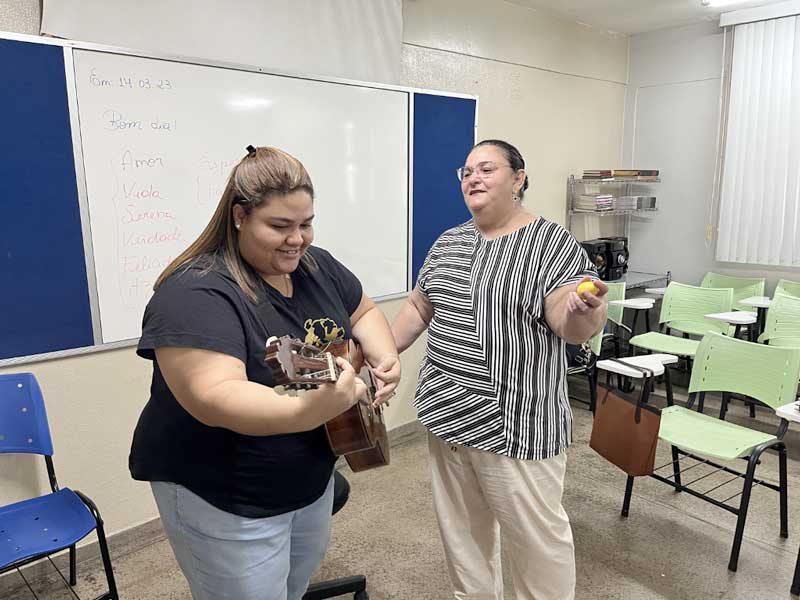 Ketlen-e-aluna-Joyce-musicoterapia