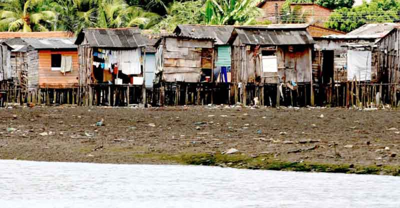 Fachada-das-casas-de-palafitas-à-beira-do-rio
