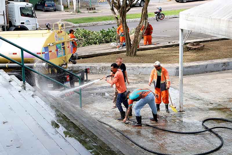 Praça-de-alimentação-no-Dom-Pedro-recebe-ação-de-limpeza-da-prefeitura