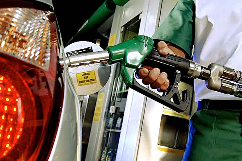 Carro-abastecendo-GASOLINA