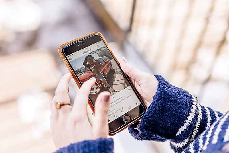 Como-funciona-o-algoritmo-do-Instagram-acessando-celular