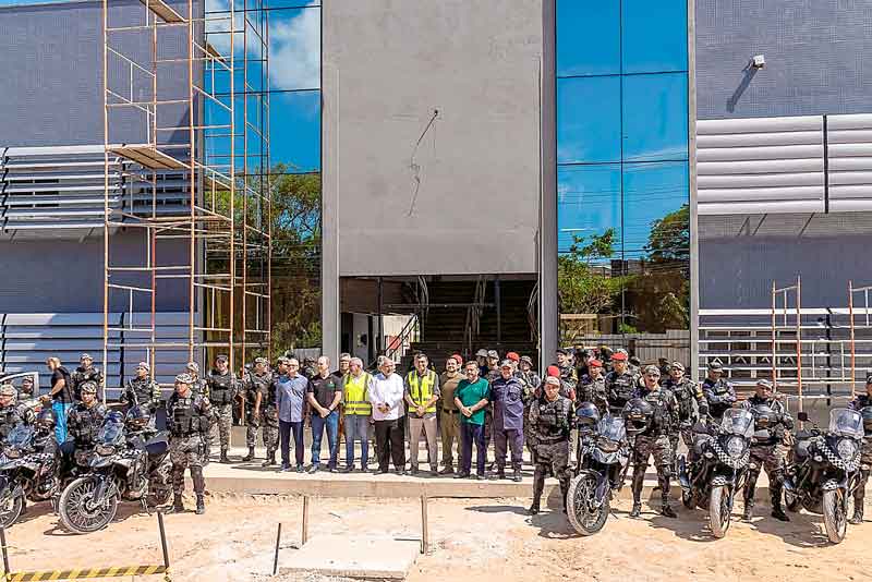 Menezes-acompanha-Wilson-Lima-em-visita-ao-novo-Batalhão-da-Rocam