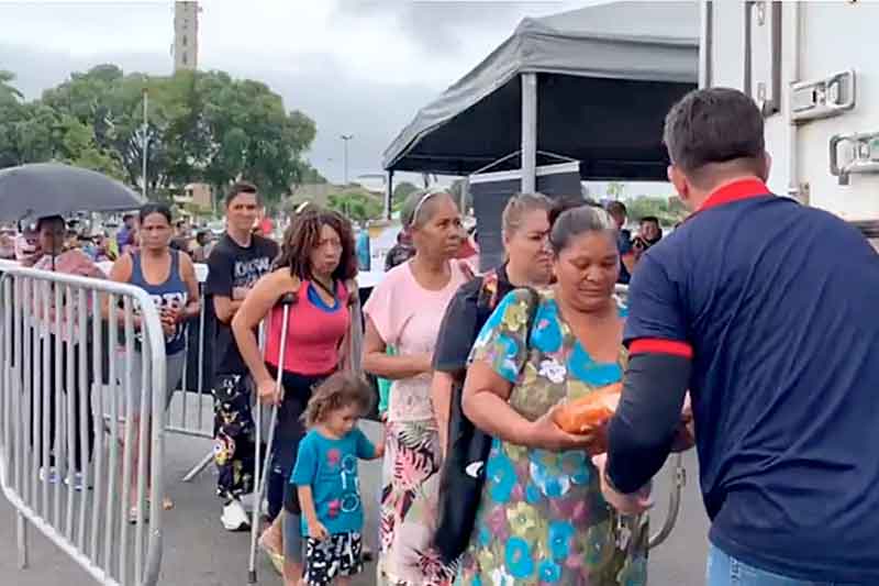 População-faz-fila-quilométrica-para-doação-de-salsicha-barrada-em-exportação-à-Venezuela