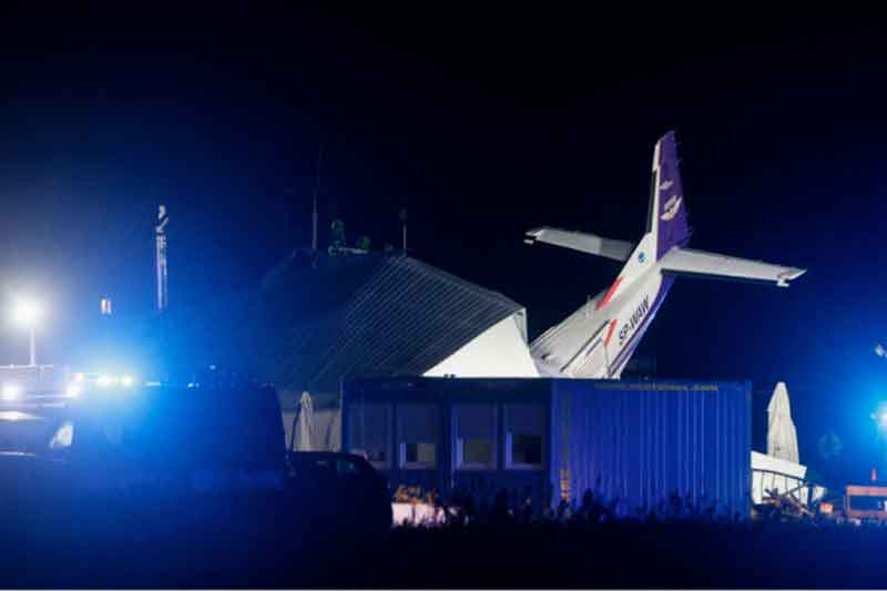 Avião-cai-sobre-hangar-e-deixa-cinco-mortos-e-oito-feridos-na-Polônia