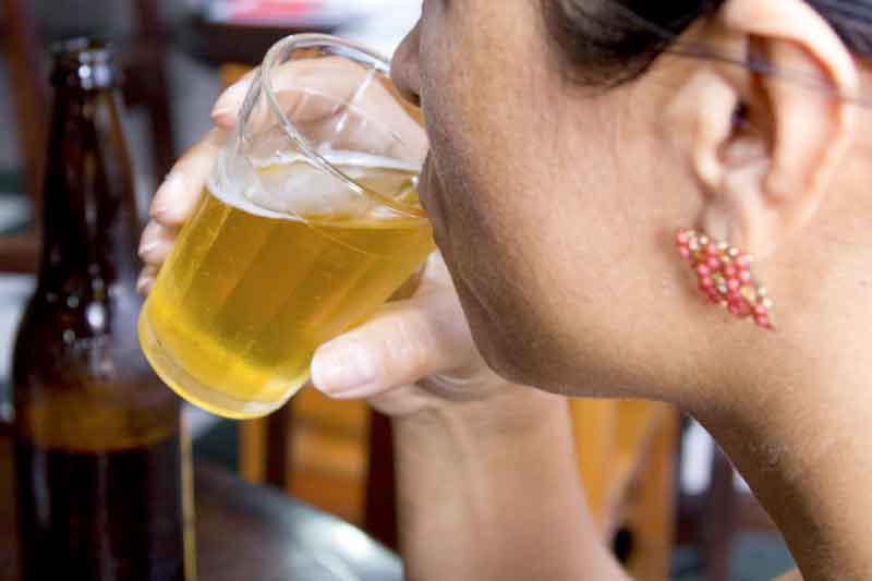 Mulher-Bebendo-Cerveja