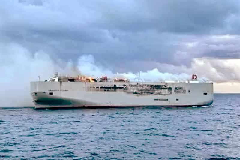 Navio-que-levava-3-mil-carros-pega-fogo-e-mata-ao-menos-uma-pessoa