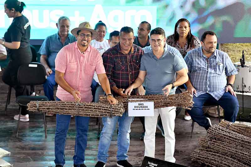 Prefeito-destaca-apoio-aos-produtores-rurais-durante-entrega-de-mais-de-100-mil-mudas-de-maniva-de-mandioca