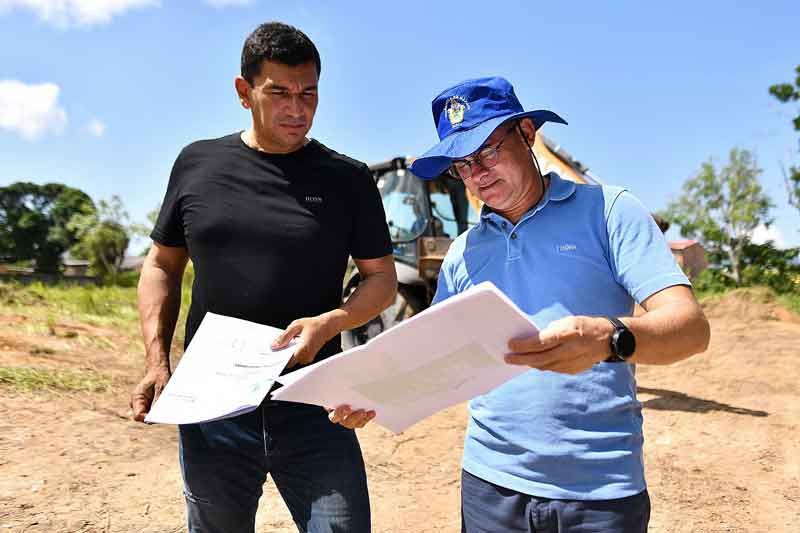 Prefeito-visita-áreas-onde-serão-construídas-casas-populares