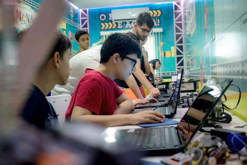 Crianças-e-adolescentes-aprendem-sobre-desenvolvimento-e-uso-responsável-da-Inteligência-Artificial