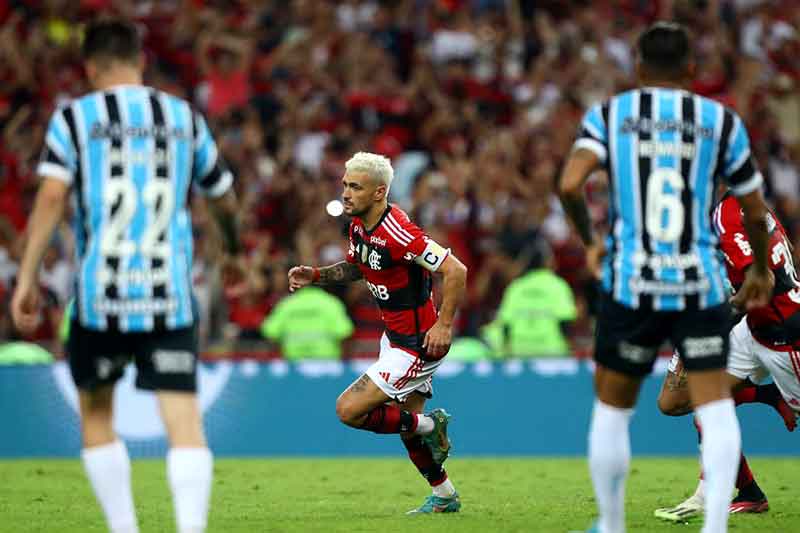 Flamengo-volta-a-derrotar-Grêmio-e-está-na-decisão