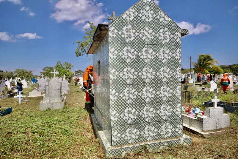 Prefeitura-realiza-mutirão-de-limpeza-nos-cemitérios-para-visitação-no-Dia-dos-Pais