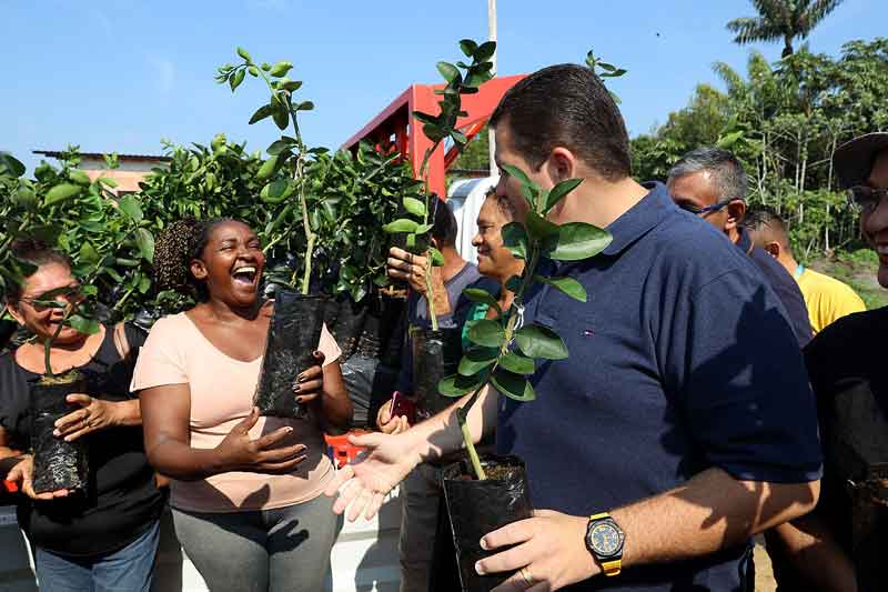Prefeitura-de-Manaus-entrega-mudas-de-plantas-e-anuncia-pavimentação-no-ramal-Rio-Branquinho
