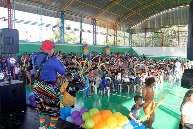 Projeto-'Circo-na-Escola'-da-Prefeitura-de-Manaus-encanta-alunos-e-moradores-do-bairro-Colônia-Antônio-Aleixo