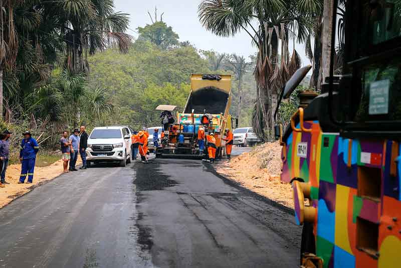 Prefeito-vistoria-serviços-de-infraestrutura-na-comunidade-Água-Branca