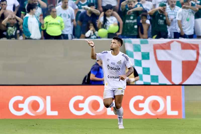 Santos-vira-sobre-Palmeiras,-sai-da-zona-de-rebaixamento-e-encerra-tabu-de-quatro-anos