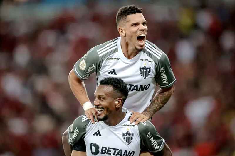 Atlético-MG-faz-partida-perfeita,-vence-o-Flamengo-e-embola-de-vez-a-disputa-pelo-título