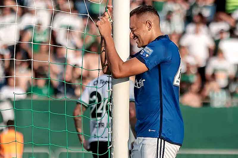 Em-jogo-marcado-por-confronto-entre-torcidas,-Cruzeiro-é-derrotado-pelo-Coritiba