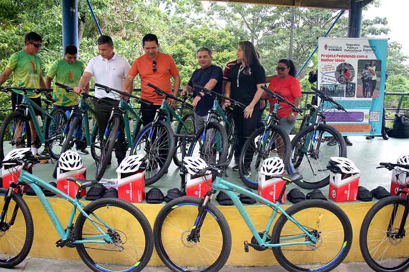 Idosos-aprendem-a-andar-de-bicicleta-com-projeto-lançado-pela-Prefeitura-de-Manaus