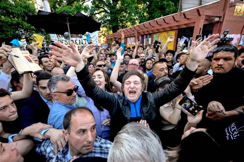 Milei-lidera-corrida-presidencial-na-Argentina,-aponta-última-pesquisa-antes-da-eleição