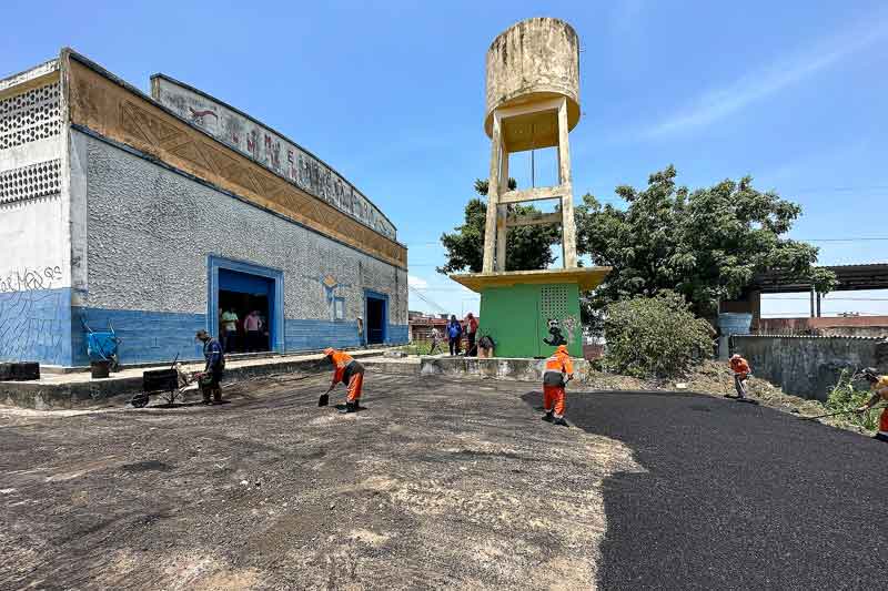 Prefeitura-realiza-manutenção-e-recapeamento-no-estacionamento-do-mercado-municipal-da-Glória