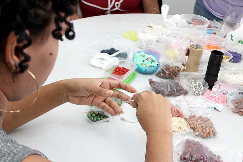 Prefeitura-realiza-‘Oficina-de-miçangas’-para-mulheres-atendidas-em-casa-de-acolhimento