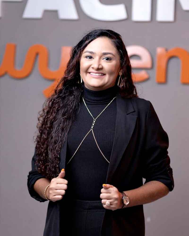 Professora-da-área-de-negócios-da-Wyden,-Petra-Fernanda