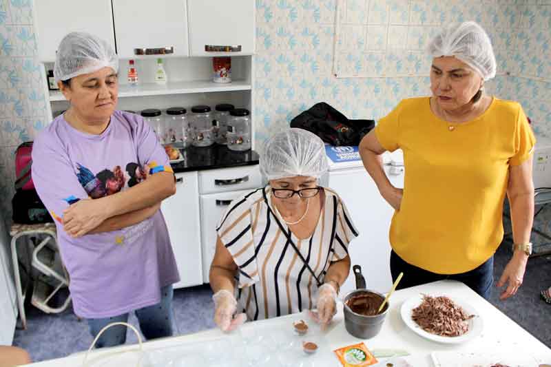 Semasc-promove-oficina-de-trufas-de-chocolate-a-mulheres-atendidas-em-casa-de-acolhimento