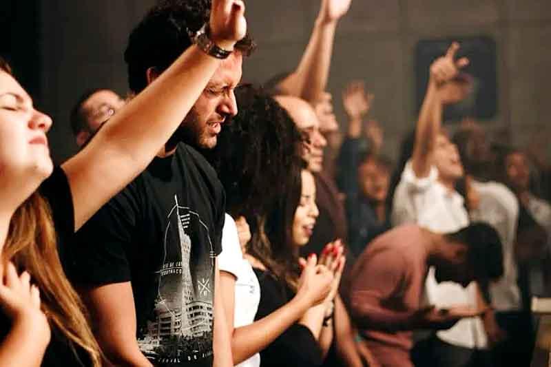 43%-dos-jovens-acreditam-em-Deus,-mas-apenas-8%-vão-à-igreja-mais-de-uma-vez-por-semana,-aponta-pesquisa