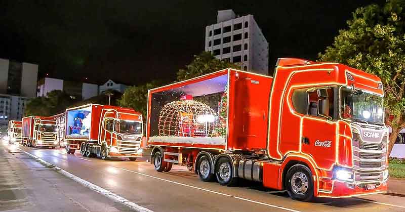 Caravana-de-Natal-da-Coca-Cola-passa-pelo-Pátio-Gourmet,-do-Morada-do-Sol,-nesta-quinta-feira