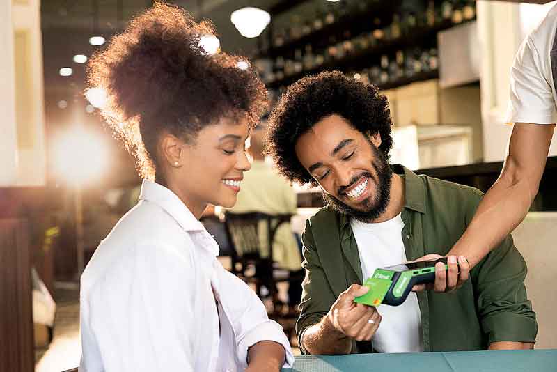 Consumidores-devem-dobrar-atenção-ao-pagar-as-compras