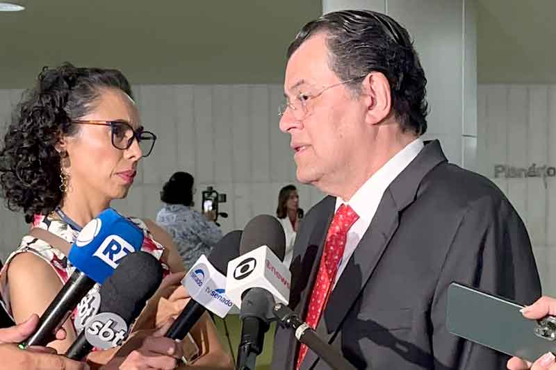 Eduardo-Braga-comemora-a-promulgação-da-primeira-reforma-tributária-em-regime-democrático