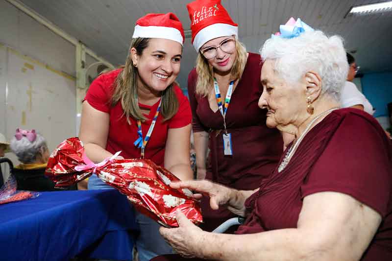 Idosos-do-São-Vicente-de-Paulo-recebem-presentes-em-ação-solidária-da-Manaus-Previdência