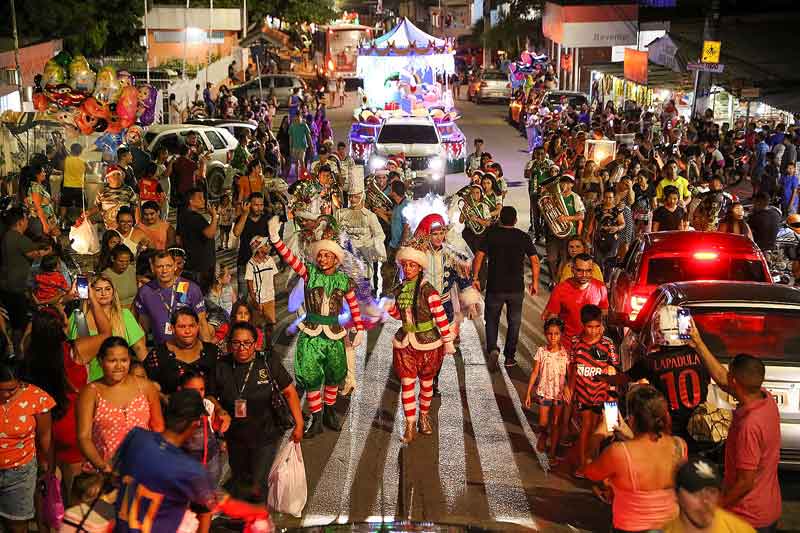 Parada-natalina-leva-o-encanto-do-‘Natal-das-Águas’-a-seis-bairros-da-zona-Leste