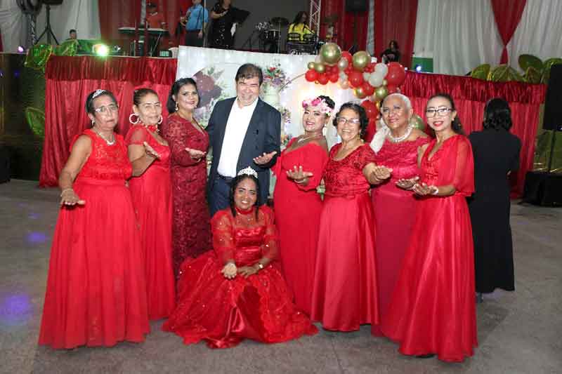 Prefeitura-de-Manaus-promove-baile-de-debutantes-para-idosas