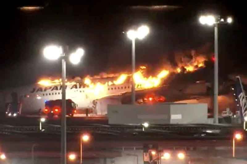 Avião-com-quase-400-passageiros-pega-fogo-no-Japão