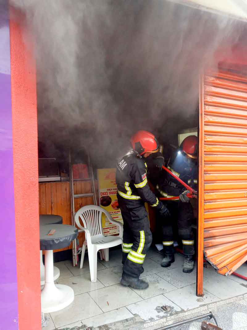 Bombeiros-impedem-propagação-de-incêndio-em-lanchonete-no-bairro-Betânia