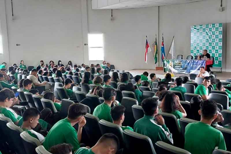 Em-Itacoatiara,-evento-científico-debate-sobre-a-valorização-da-educação,-da-ciência-e-da-tecnologia