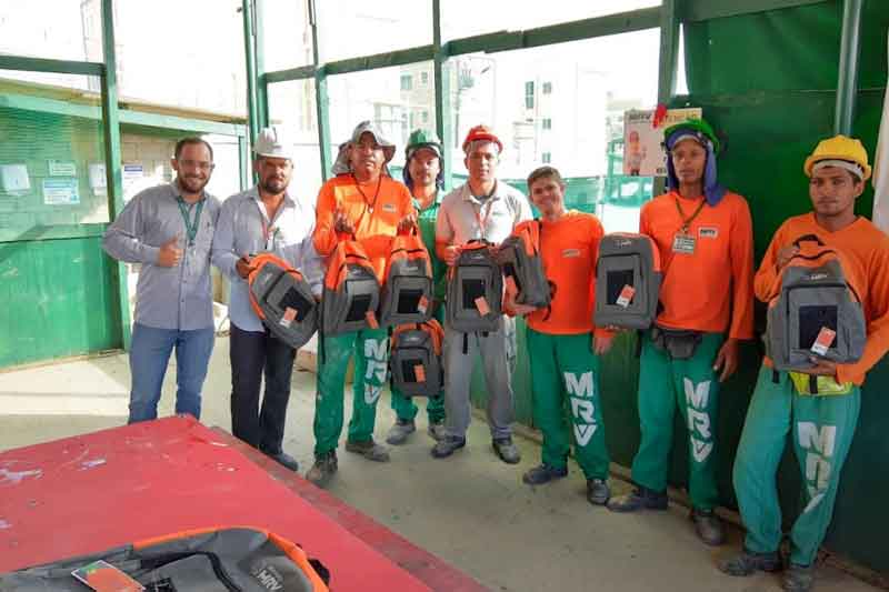 Instituto-MRV-entrega-kits-de-material-escolar-para-filhos-de-funcionários-da-companhia
