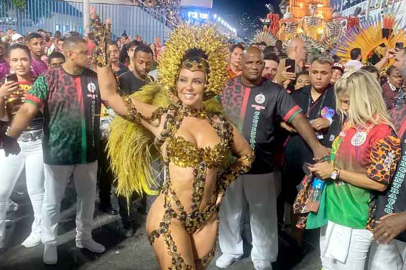 Paolla-Oliveira-no-desfile-das-campeãs