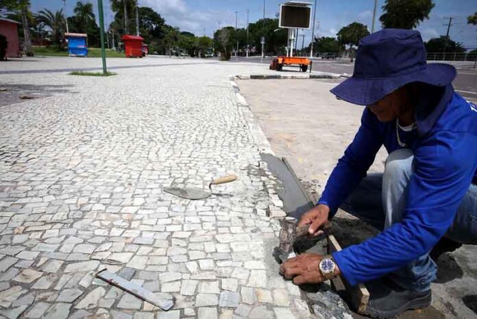 Prefeitura-faz-novos-serviços-de-reposição-manual-de-pedras-portuguesas-no-parque-Ponta-Negra