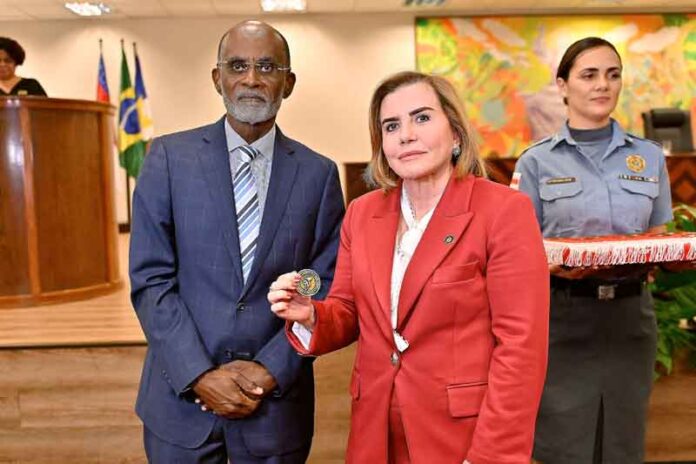 Presidente-do-TRT-11,-Audaliphal-Hildebrando-da-Silva-com-a-presidente-do-TCE-AM,-conselheira-Yara-Amazônia-Lins