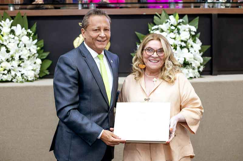 Adjuto-Afonso-entrega-Diploma-Mulher-Cidadã-Amazonense-à-jornalista-Mazê-Mourão